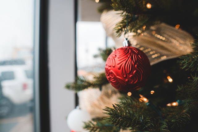 traditional-themed-christmas-ornaments